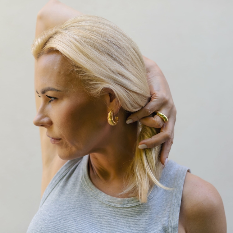 Pierścionek srebrny pozłacany ryflowany.