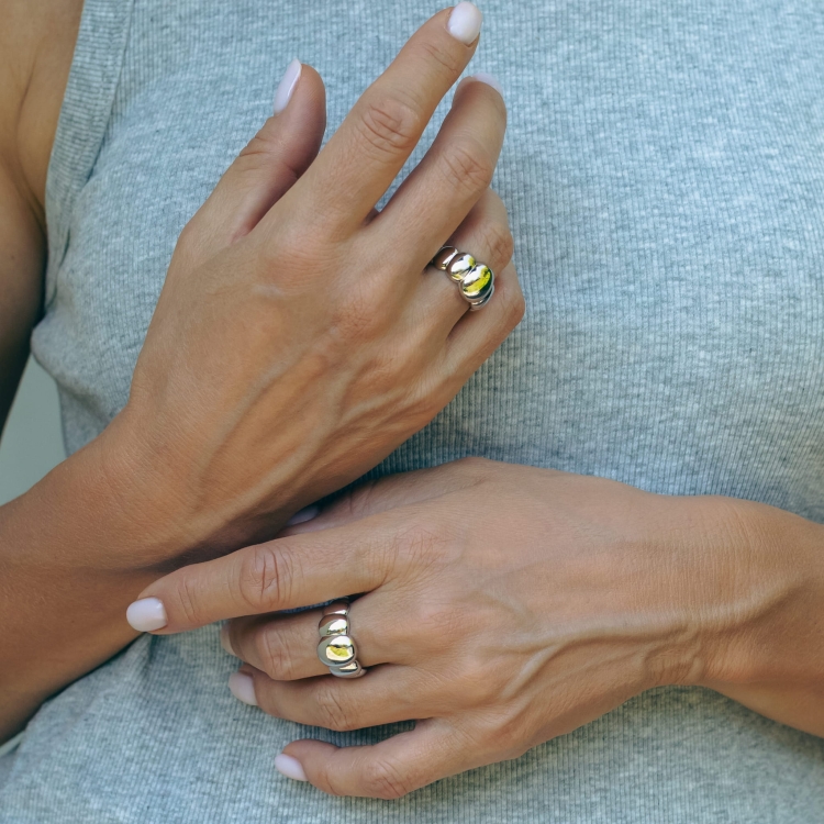 Pierścionek rogalik srebrny wypukły segmentowy.