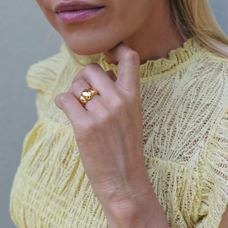 Pierścionek srebrny pozłacany wypukły segmentowy.