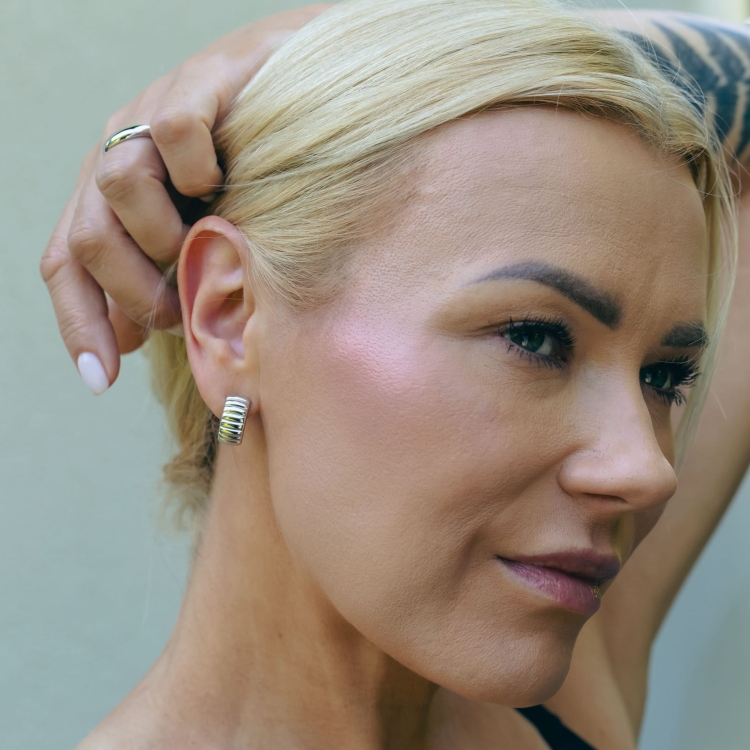 Kolczyki srebrne półokrągłe żłobione.