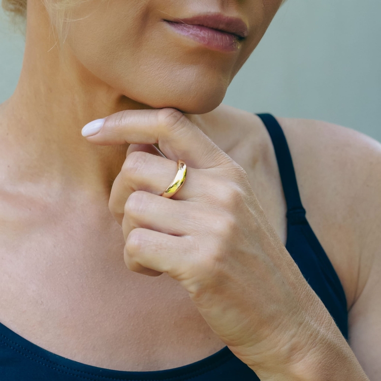 Pierścionek srebrny pozłacany, kształt fala.