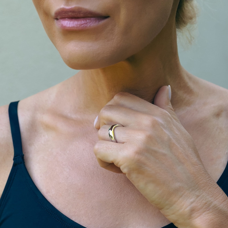 Pierścionek srebrny, kształt fala.