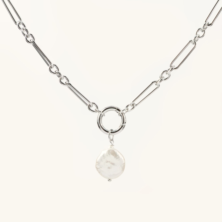 Zestaw srebrny naszyjnik z ogniw i zawieszka z nieregularną perłą.