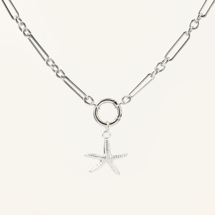Zestaw srebrny naszyjnik i zawieszka w kształcie rozgwiazdy.