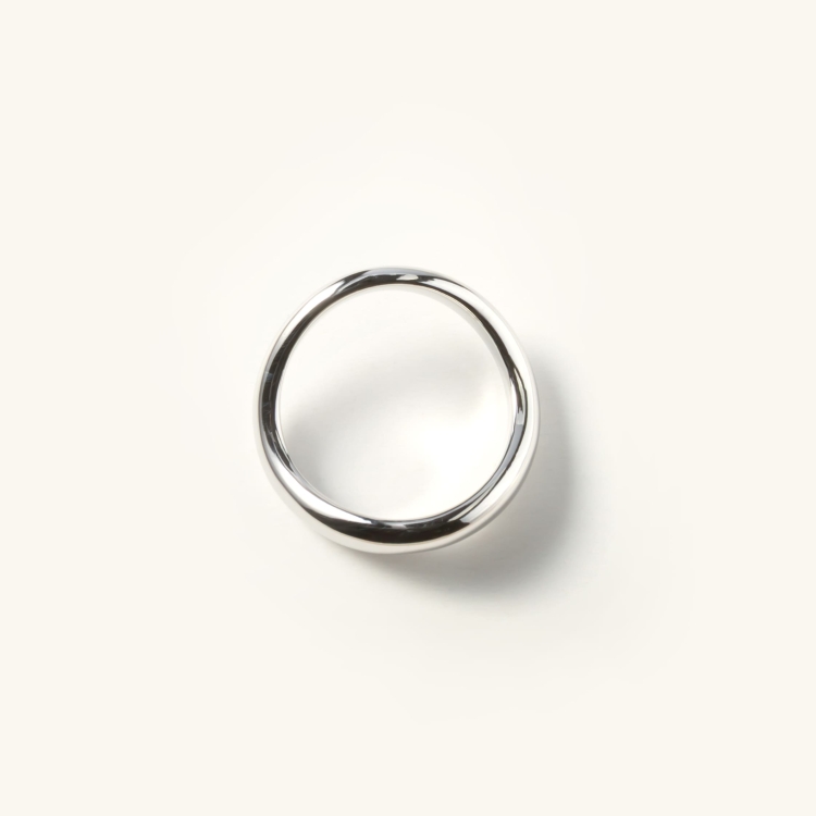 Pierścionek srebrny, kształt fala.