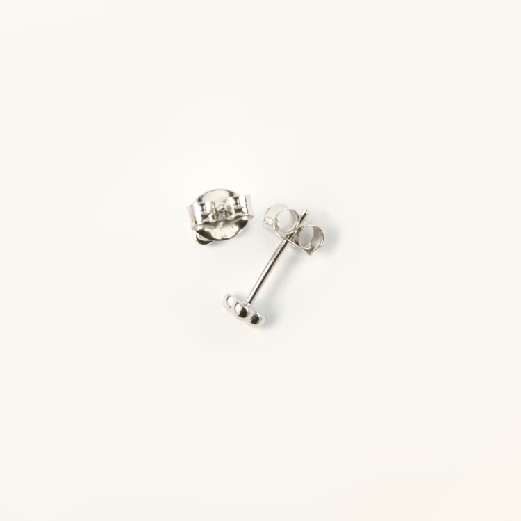 Małe kolczyki wkrętki srebrne.