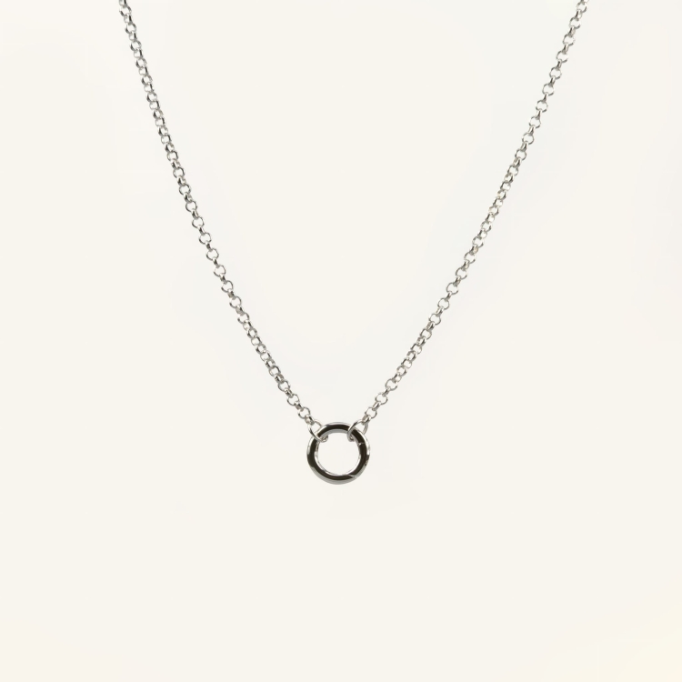 Naszyjnik srebrny z kółeczkiem na zawieszki.