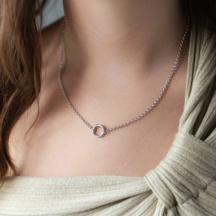 Naszyjnik srebrny z kółeczkiem na zawieszki.