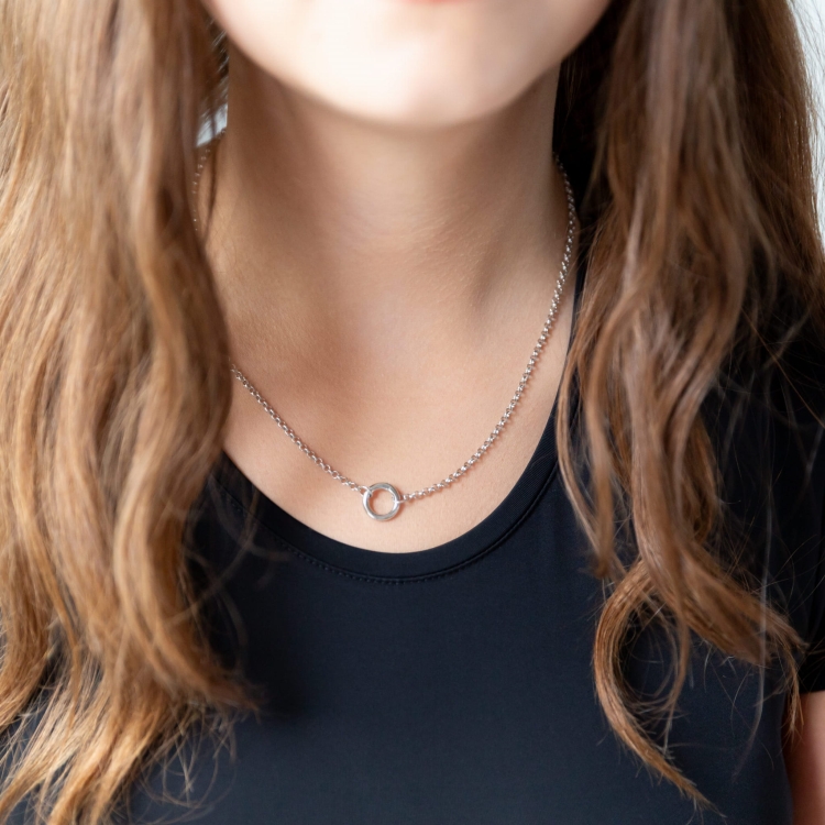 Naszyjnik srebrny z kółeczkiem na zawieszki.