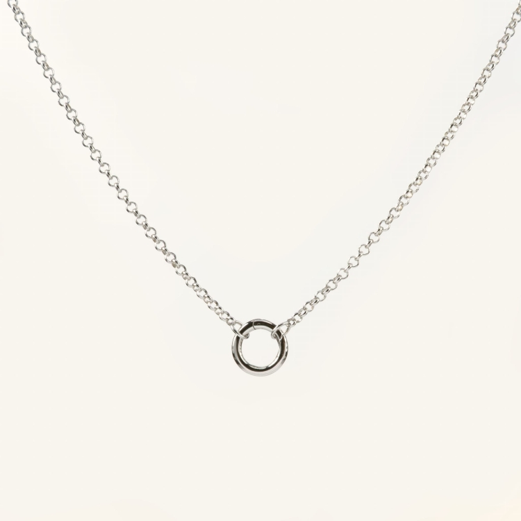 Naszyjnik srebrny z kółeczkiem na zawieszki.