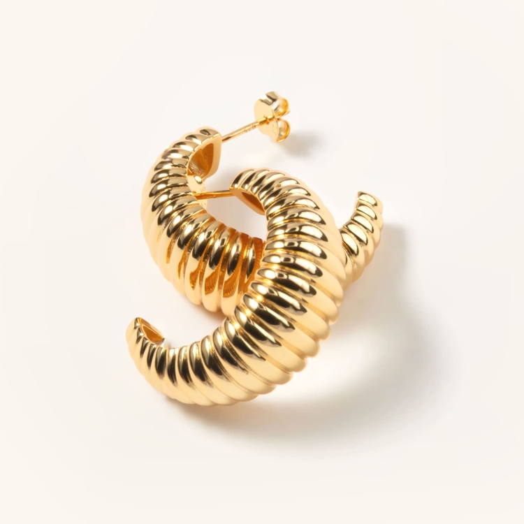 Kolczyki srebrne pozłacane półowalne ryflowane.