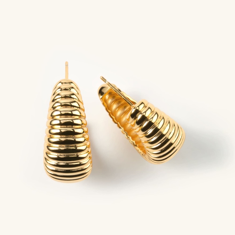 Kolczyki srebrne pozłacane półowalne ryflowane.