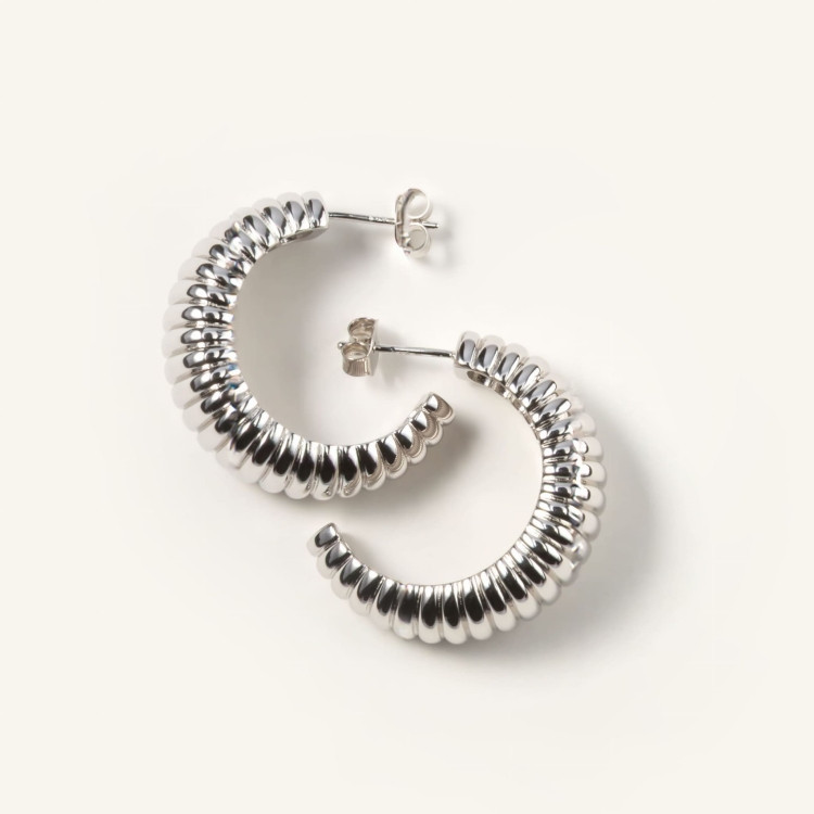 Kolczyki srebrne półowalne ryflowane.