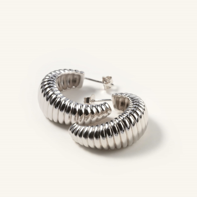 Kolczyki srebrne półowalne ryflowane.