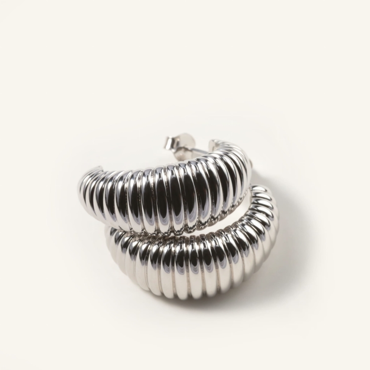 Kolczyki srebrne półowalne ryflowane.