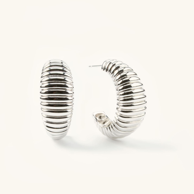 Kolczyki srebrne półowalne ryflowane.