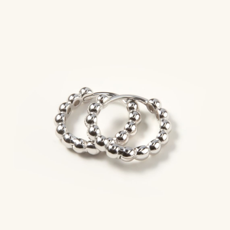 Kolczyki srebrne małe koła z kuleczek.