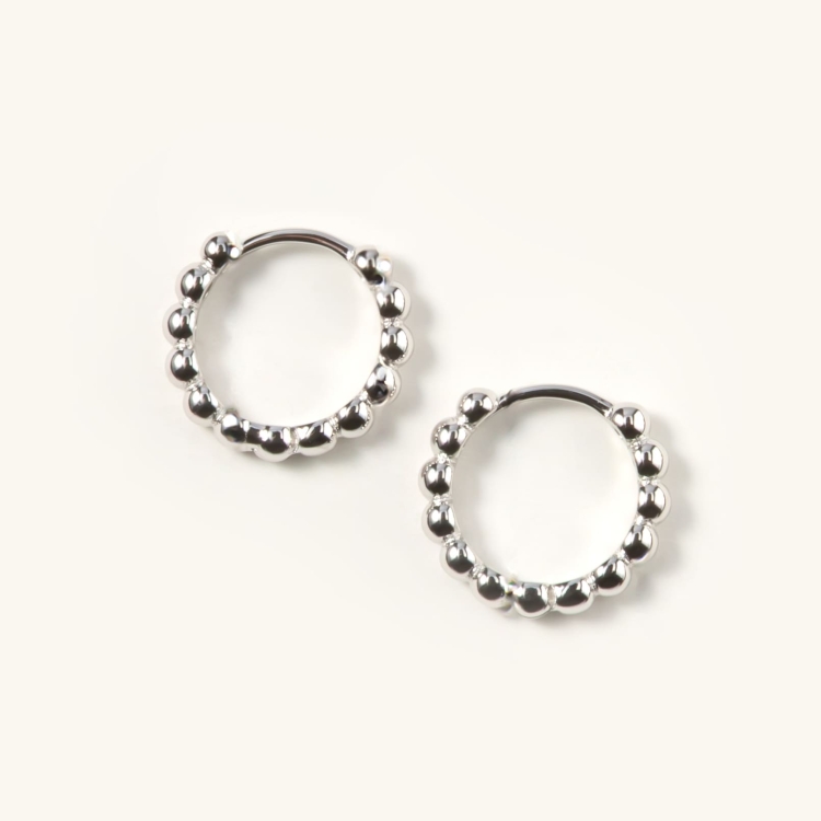 Kolczyki srebrne małe koła z kuleczek.