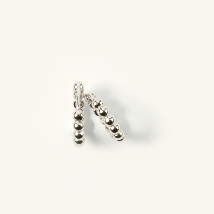 Kolczyki srebrne małe koła z kuleczek.