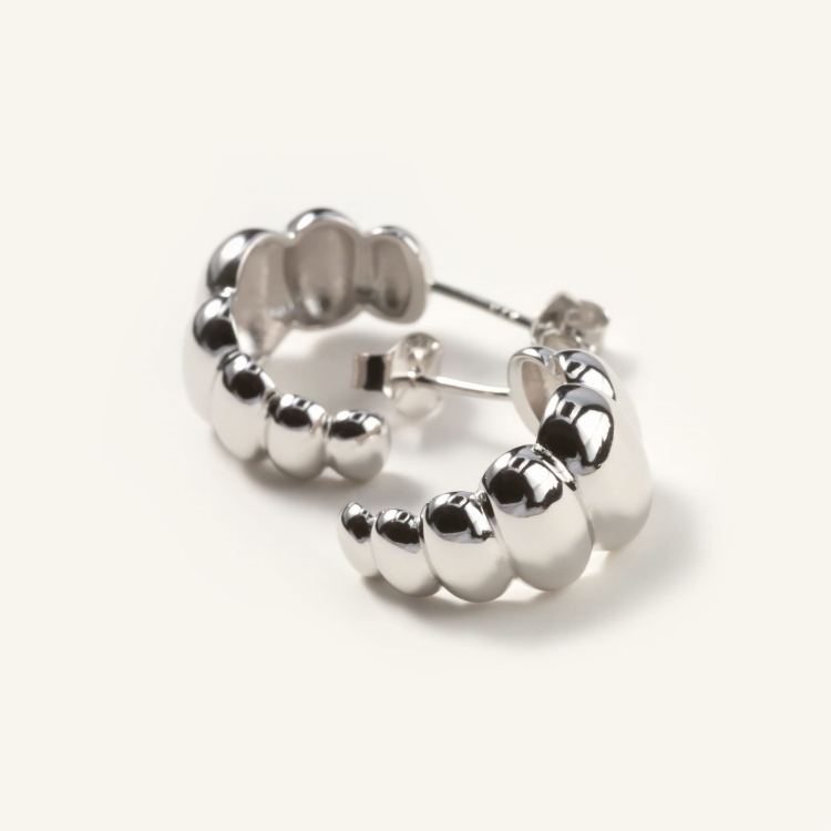 Kolczyki rogaliki srebrne półkola wypukłe.