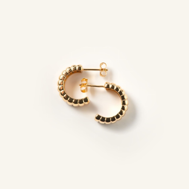 Kolczyki srebrne pozłacane półokrągłe żłobione.