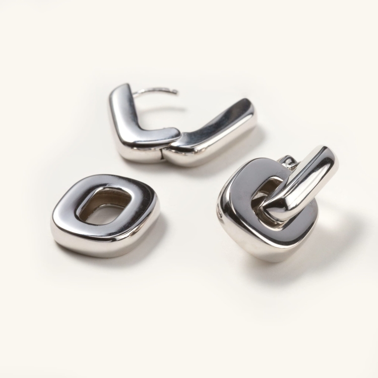 Kolczyki ogniwa srebrne nowoczesne.