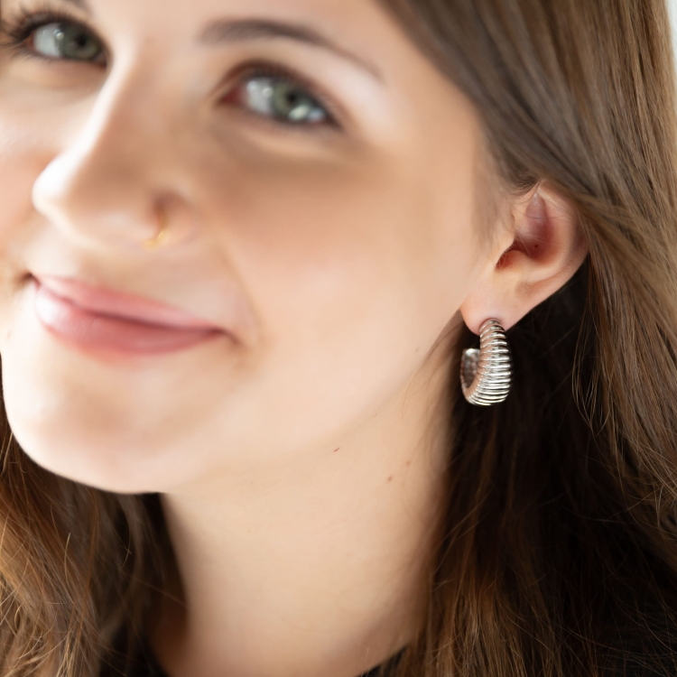 Kolczyki srebrne półowalne ryflowane.