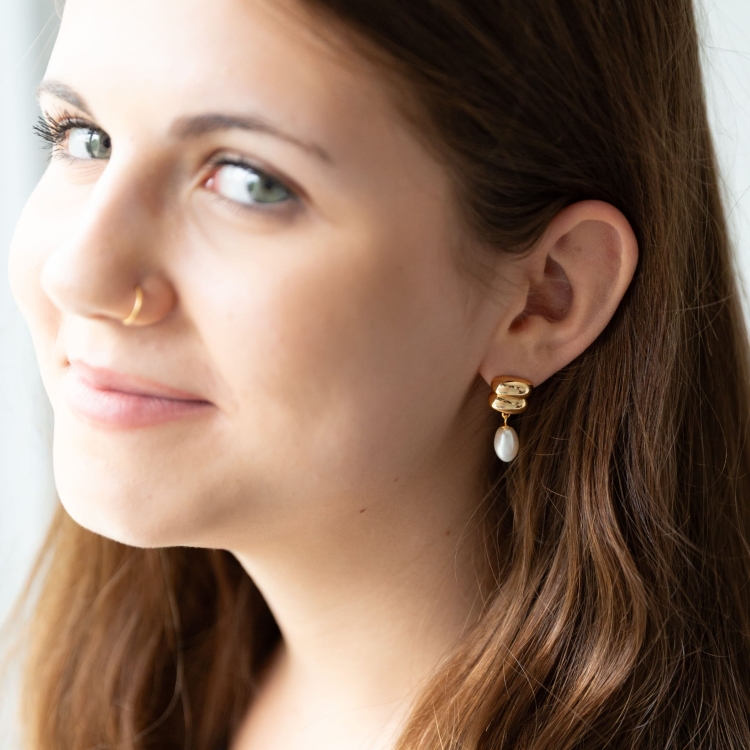 Kolczyki srebrne pozłacane z perłą.