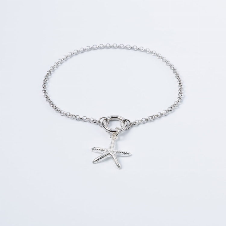 Zestaw srebrna bransoletka z zawieszką w kształcie rozgwiazdy.