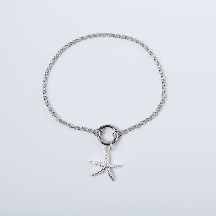 Zestaw srebrna bransoletka z zawieszką w kształcie rozgwiazdy.