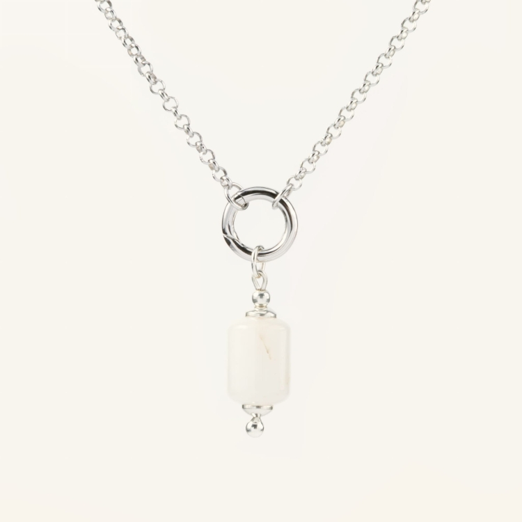 Zestaw srebrny naszyjnik z zawieszką z białego jadeitu.