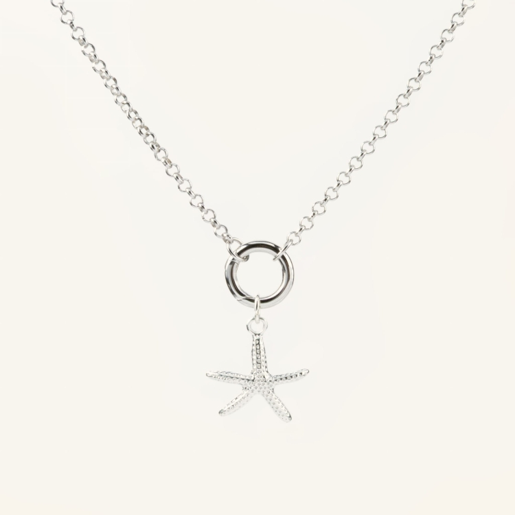 Zestaw srebrny naszyjnik z zawieszką o kształcie rozgwiazdy.