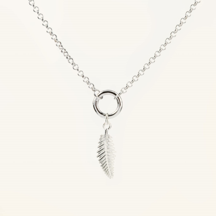 Zestaw srebrny naszyjnik i zawieszka w kształcie gałązki.