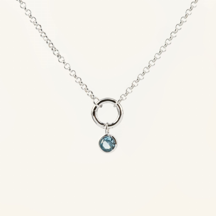 Zestaw srebrny naszyjnik i zawieszka z niebieskim oczkiem.