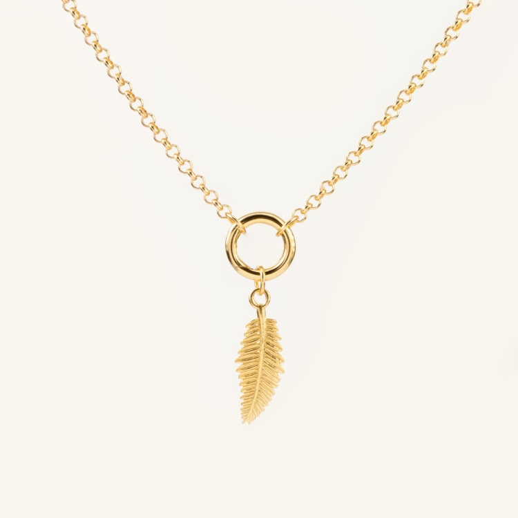 Zestaw srebrny pozłacany z kółeczkiem i zawieszką w kształcie gałązki.