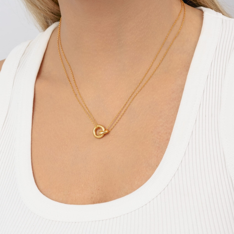 Naszyjnik srebrny pozłacany połączony dwoma kółeczkami.